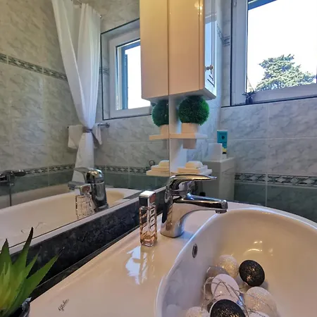 Lionel Apartment